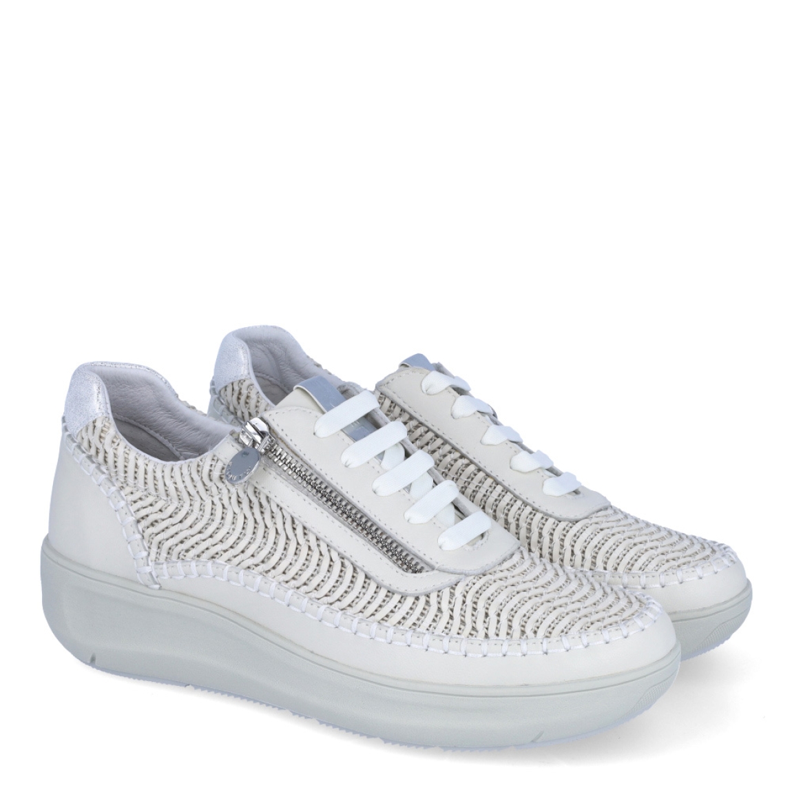Deportivas de la marca Stonefly, modelo NARAH. Deportivas elaboradas en piel con efecto troquelado color beig con detalle de cierre. Cierre de las deportivas con cordones blancos. Deportivas Stonefly con cuña de 3cm de altura. Estas Stonefly NARAH son un complemento que te ofrecerá la comodidad que necesitas a donde vayas esta temporada!