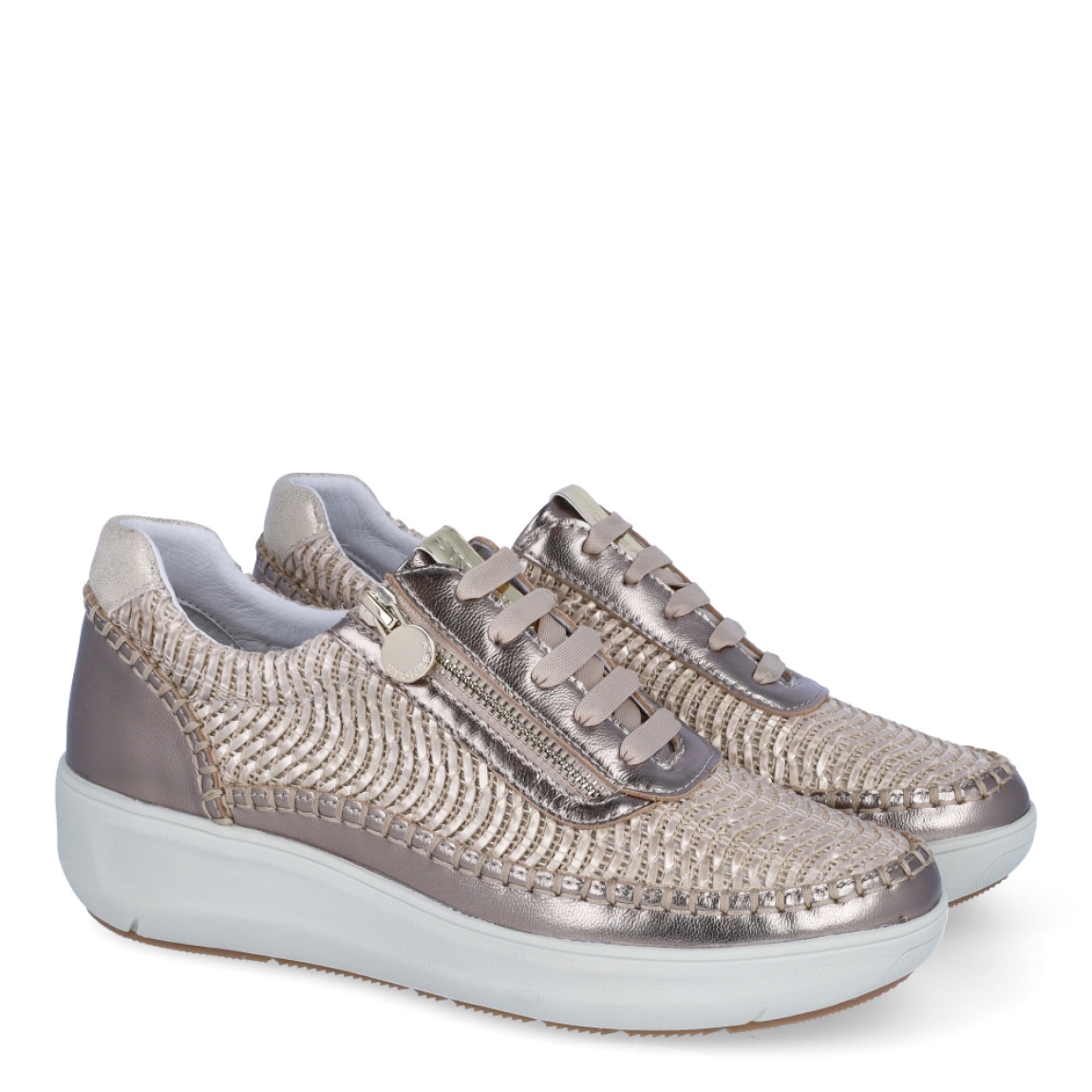 Deportivas de la marca Stonefly, modelo NARAH. Deportivas elaboradas en piel con efecto troquelado color bronce con detalle de cierre. Cierre de las deportivas con cordones taupe. Deportivas Stonefly con cuña de 3cm de altura. Estas Stonefly NARAH son un complemento que te ofrecerá la comodidad que necesitas a donde vayas esta temporada!