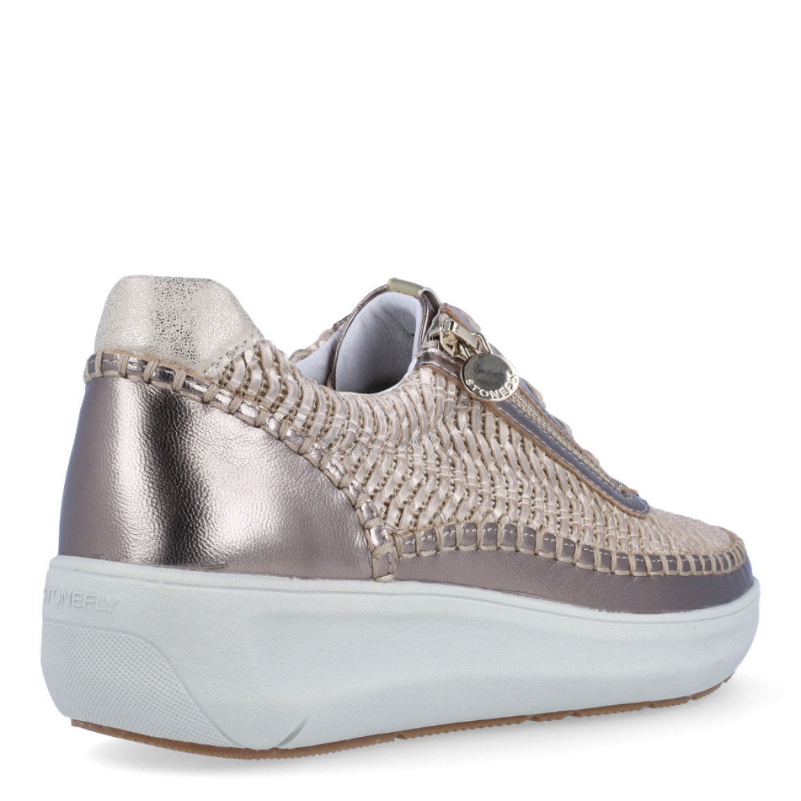Deportivas de la marca Stonefly, modelo NARAH. Deportivas elaboradas en piel con efecto troquelado color bronce con detalle de cierre. Cierre de las deportivas con cordones taupe. Deportivas Stonefly con cuña de 3cm de altura. Estas Stonefly NARAH son un complemento que te ofrecerá la comodidad que necesitas a donde vayas esta temporada!