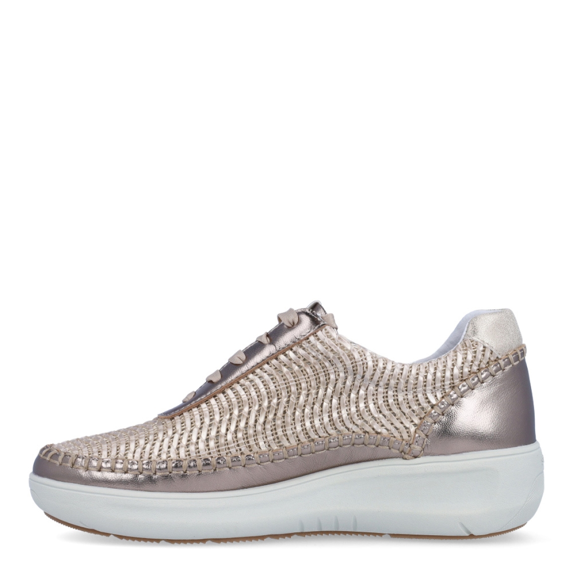 Deportivas de la marca Stonefly, modelo NARAH. Deportivas elaboradas en piel con efecto troquelado color bronce con detalle de cierre. Cierre de las deportivas con cordones taupe. Deportivas Stonefly con cuña de 3cm de altura. Estas Stonefly NARAH son un complemento que te ofrecerá la comodidad que necesitas a donde vayas esta temporada!