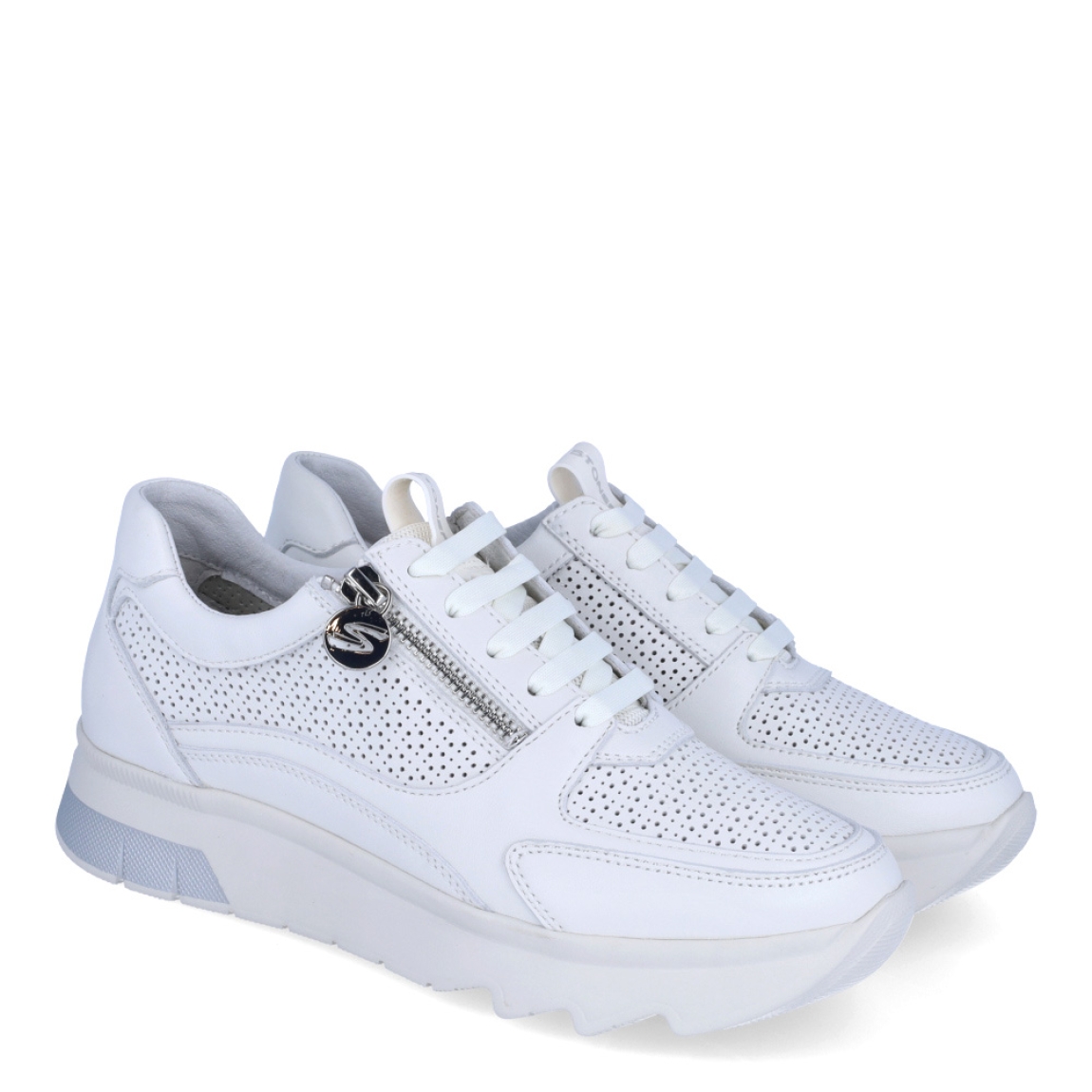 Deportivas de la marca Stonefly, modelo ELIOT. Deportivas elaboradas en piel color blanco con efecto troquelado y detalle de cierre. Cierre de las deportivas con cordones blancos. Deportivas Stonefly con cuña de 2cm de altura. Estas Stonefly ELIOT son un complemento que te ofrecerá la comodidad que necesitas a donde vayas esta temporada!
