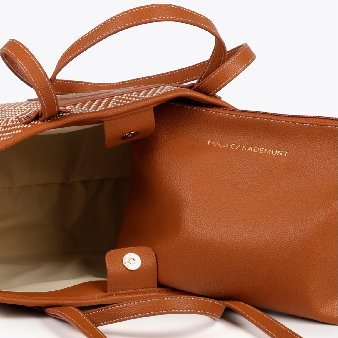 Bolso de la marca Lola Casademunt, modelo BUCKE. Bolso elaborado en piel trenzada color marrón. Contiene pequeño bolsillo interior con cremallera y asa bandolera ajustable. Cierre con cordón ajustable. ALTO: 26 cm - ANCHO: 40 cm / BANDOLERA: 54 cm. Bolso Lola Casaemunt BUCKE ideal para llevar a todos lados!