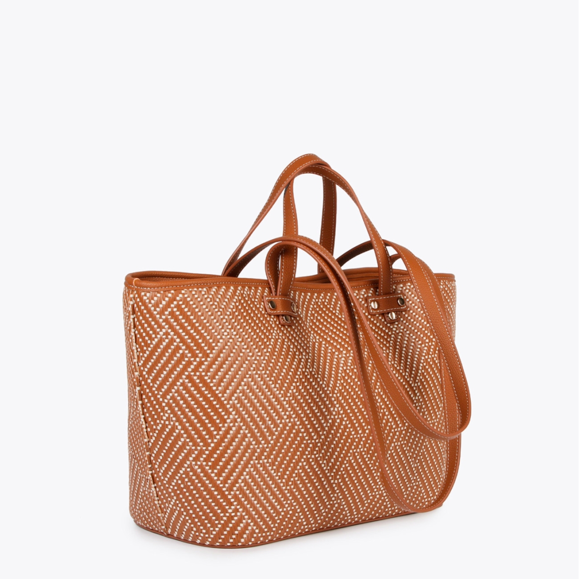Bolso de la marca Lola Casademunt, modelo BUCKE. Bolso elaborado en piel trenzada color marrón. Contiene pequeño bolsillo interior con cremallera y asa bandolera ajustable. Cierre con cordón ajustable. ALTO: 26 cm - ANCHO: 40 cm / BANDOLERA: 54 cm. Bolso Lola Casaemunt BUCKE ideal para llevar a todos lados!