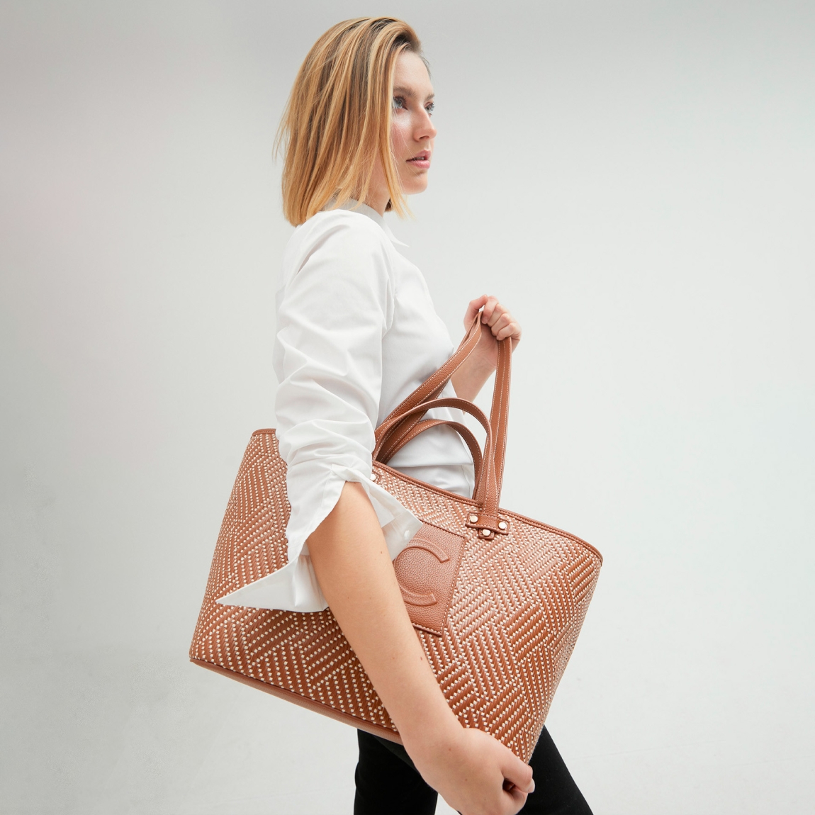 Bolso de la marca Lola Casademunt, modelo BUCKE. Bolso elaborado en piel trenzada color marrón. Contiene pequeño bolsillo interior con cremallera y asa bandolera ajustable. Cierre con cordón ajustable. ALTO: 26 cm - ANCHO: 40 cm / BANDOLERA: 54 cm. Bolso Lola Casaemunt BUCKE ideal para llevar a todos lados!