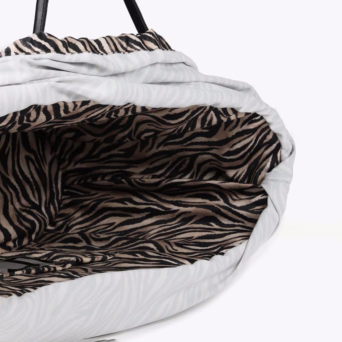 Capazo de la marca Lola Casademunt, modelo ORI. Bolso elaborado en rafia con detalle de tucán bordado e interior en animal print cebra. Cierre con cordón ajustable. ALTO: 30 cm - LARGO: 50 cm - ANCHO: 20 cm. Este bolso Lola Casademunt ORI es ideal para llevar todos tus imprescindibles de esta temporada!
