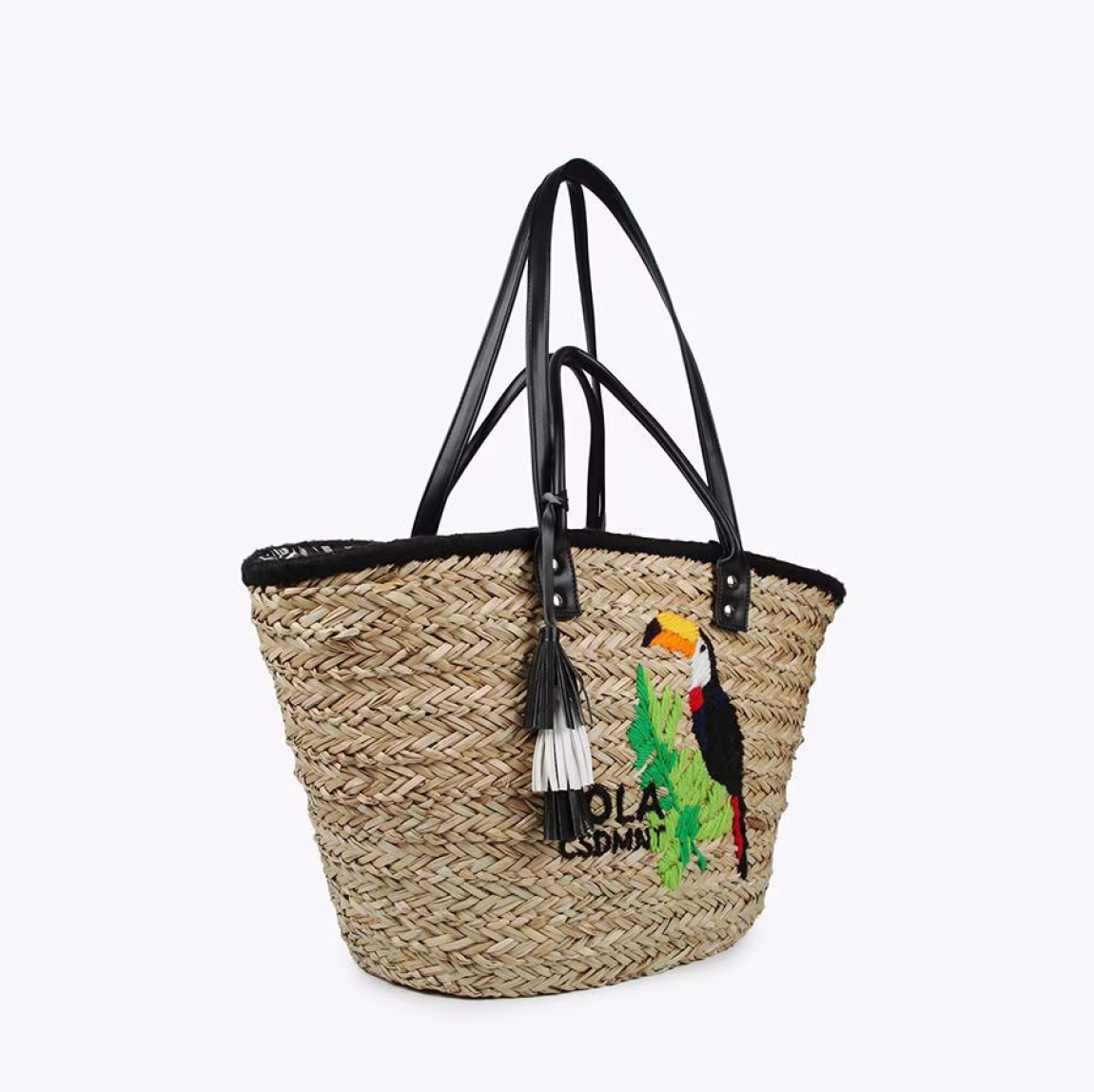 Capazo de la marca Lola Casademunt, modelo ORI. Bolso elaborado en rafia con detalle de tucán bordado e interior en animal print cebra. Cierre con cordón ajustable. ALTO: 30 cm - LARGO: 50 cm - ANCHO: 20 cm. Este bolso Lola Casademunt ORI es ideal para llevar todos tus imprescindibles de esta temporada!