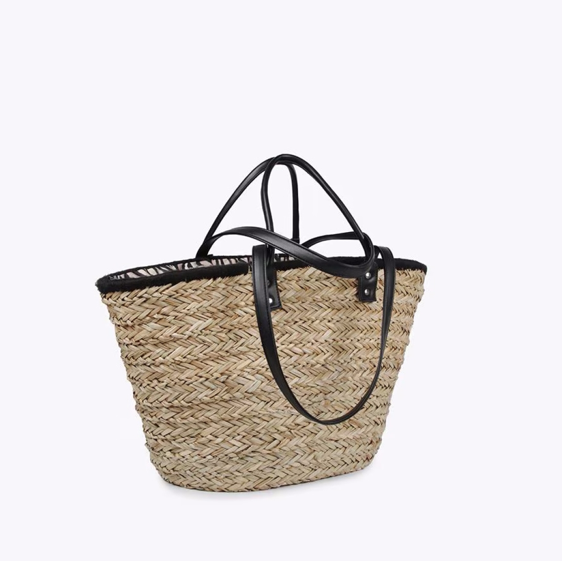 Capazo de la marca Lola Casademunt, modelo ORI. Bolso elaborado en rafia con detalle de tucán bordado e interior en animal print cebra. Cierre con cordón ajustable. ALTO: 30 cm - LARGO: 50 cm - ANCHO: 20 cm. Este bolso Lola Casademunt ORI es ideal para llevar todos tus imprescindibles de esta temporada!
