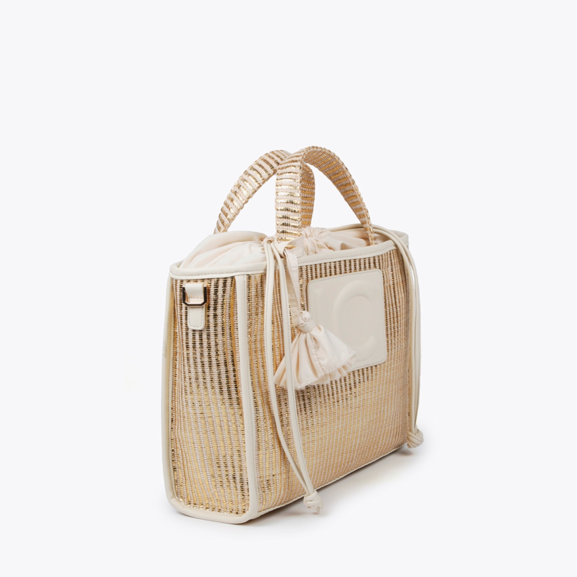 Bolso shopper pequeño de la marca Lola Casademunt, modelo KANZA. Elaborado en rafia metalizada colo oro. Contiene bolsillo interior y asa bandolera. Cierre ajustable con cordón. ALTO: 24 cm - ANCHO: 33 cm. Este bolso Lola Casademunt KANZA es ideal para llevar tus imprescindibles a todos lados!