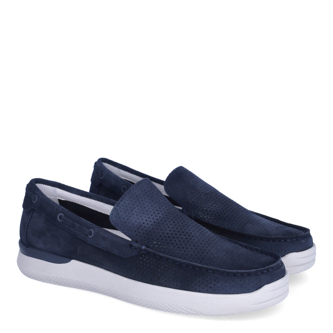 Mocasines de la marca Stonefly, modelo TYRON. Exterior en ante color azul marino con efecto troquelado. Interior en piel color blanco con plantilla acolchada y extraíble para máxima comodidad. Suela de goma. Estos mocasines Stonefly TYRON son ideales para ir a todos lados!