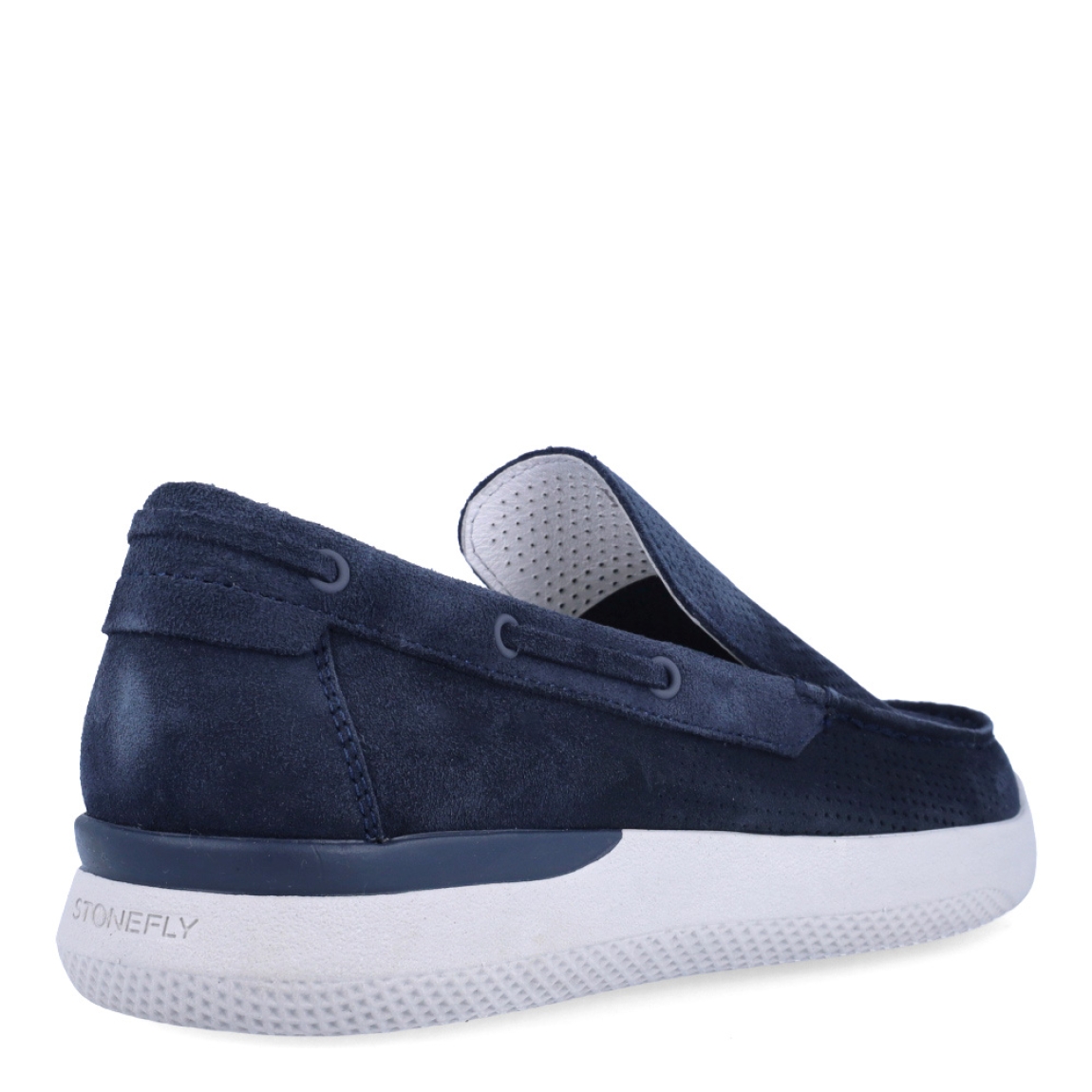 Mocasines de la marca Stonefly, modelo TYRON. Exterior en ante color azul marino con efecto troquelado. Interior en piel color blanco con plantilla acolchada y extraíble para máxima comodidad. Suela de goma. Estos mocasines Stonefly TYRON son ideales para ir a todos lados!