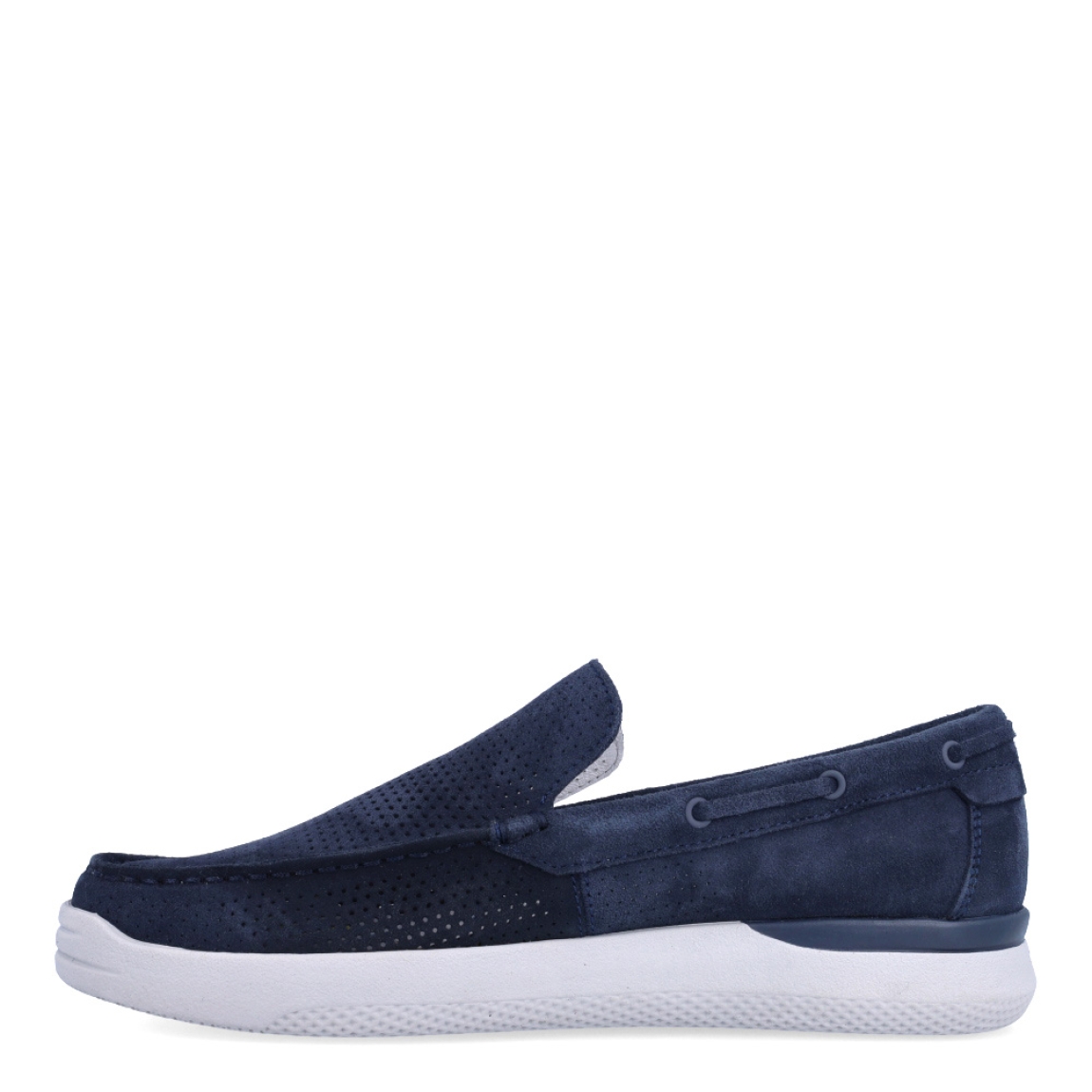 Mocasines de la marca Stonefly, modelo TYRON. Exterior en ante color azul marino con efecto troquelado. Interior en piel color blanco con plantilla acolchada y extraíble para máxima comodidad. Suela de goma. Estos mocasines Stonefly TYRON son ideales para ir a todos lados!