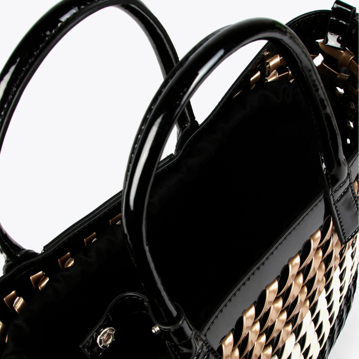 Bolso de la marca Lola Casademunt, modelo MANELI. Elaborado en charol trenzado en tres tonos. Contiene asa bandolera logotipada. ALTO: 23 cm - LARGO: 15 cm - ANCHO: 40 cm / BANDOLERA: 145 cm. Bolso Lola Casademunt MANELI ideal para ir a todos lados con tus imprescindibles.