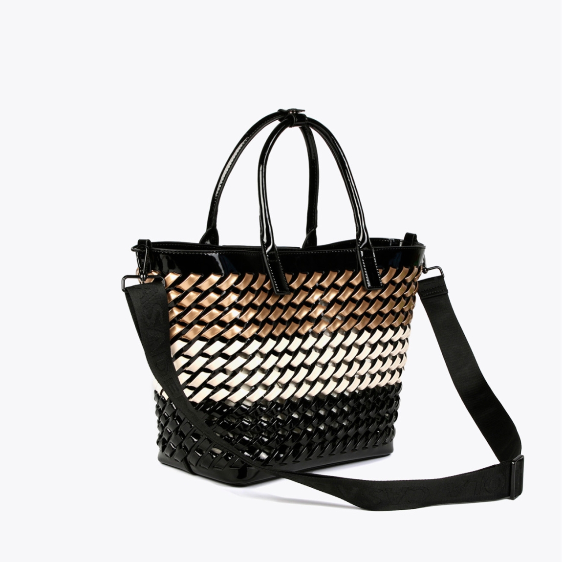Bolso de la marca Lola Casademunt, modelo MANELI. Elaborado en charol trenzado en tres tonos. Contiene asa bandolera logotipada. ALTO: 23 cm - LARGO: 15 cm - ANCHO: 40 cm / BANDOLERA: 145 cm. Bolso Lola Casademunt MANELI ideal para ir a todos lados con tus imprescindibles.