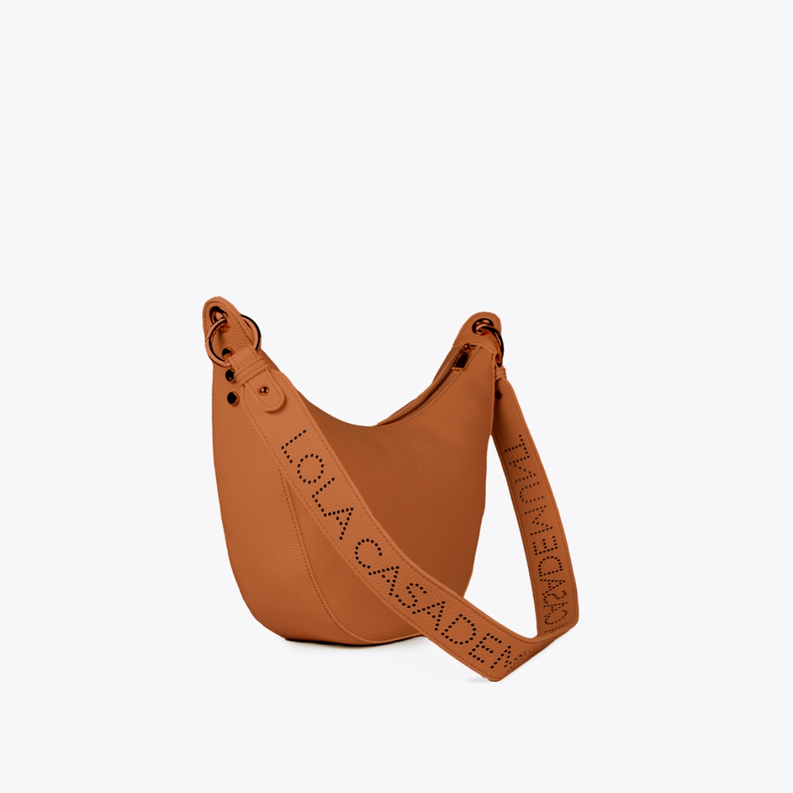 Bolso bandolera mini hobo de la marca Lola Casademunt, modelo ANAHI. Exterior en efecto piel color camel y detalles de tachuelas planas. Contiene compartimento interior y asa bandolera troquelada. Cierre con cremallera.ALTO: 21 cm - LARGO: 38 cm - ANCHO: 10 cm / BANDOLERA: 87 cm