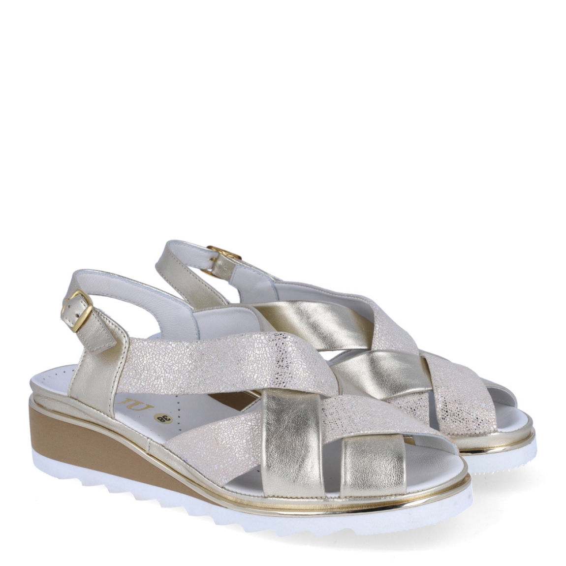 Sandalias de la marca Plaju, modelo JOSEPHIN. Exterior de las sandalias en piel color platino con pala trenzada en plateado y dorado escarchado. Interior de las sandalias en piel color blanco. Cierre de las sandalias Plaju con hebilla en el tobillo y cuña de 4cm de altura. Estas sandalias son el complemento perfecto para esta temporada, no te puede faltar en el armario.