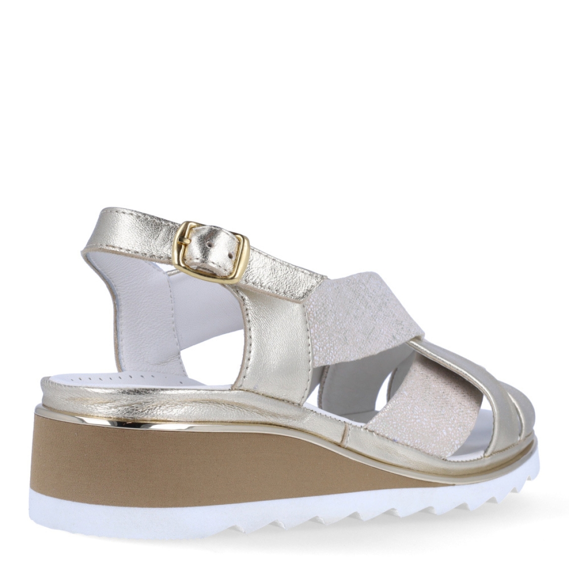 Sandalias de la marca Plaju, modelo JOSEPHIN. Exterior de las sandalias en piel color platino con pala trenzada en plateado y dorado escarchado. Interior de las sandalias en piel color blanco. Cierre de las sandalias Plaju con hebilla en el tobillo y cuña de 4cm de altura. Estas sandalias son el complemento perfecto para esta temporada, no te puede faltar en el armario.