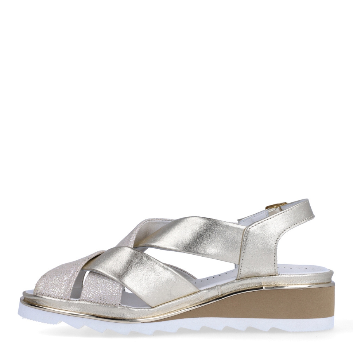 Sandalias de la marca Plaju, modelo JOSEPHIN. Exterior de las sandalias en piel color platino con pala trenzada en plateado y dorado escarchado. Interior de las sandalias en piel color blanco. Cierre de las sandalias Plaju con hebilla en el tobillo y cuña de 4cm de altura. Estas sandalias son el complemento perfecto para esta temporada, no te puede faltar en el armario.