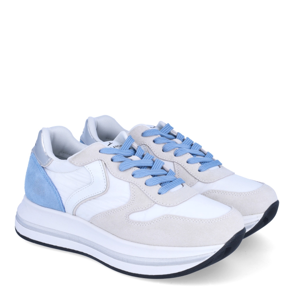 Deportivas de la marca Voile Blanche, modelo MERRY. Exterior en naylon color blanco con detalle en celeste. Interior en piel color blanco. Cierre de las deportivas con cordones y suela con plataforma de 4cm de altura. Estas deportivas Voile Blanche MERRY son unas clásicas, ideales para combinar con diferentes looks!