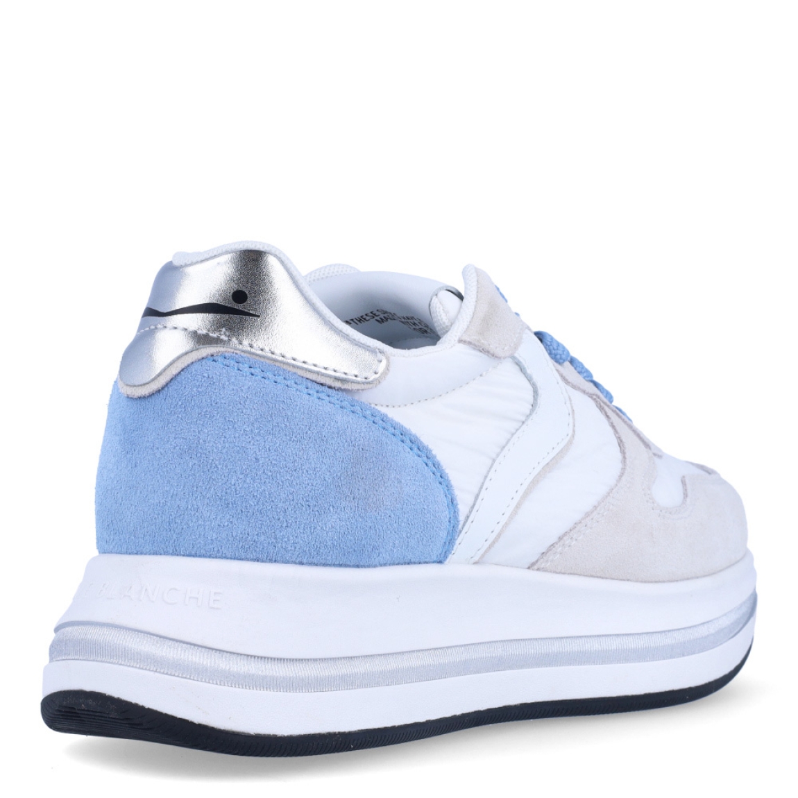 Deportivas de la marca Voile Blanche, modelo MERRY. Exterior en naylon color blanco con detalle en celeste. Interior en piel color blanco. Cierre de las deportivas con cordones y suela con plataforma de 4cm de altura. Estas deportivas Voile Blanche MERRY son unas clásicas, ideales para combinar con diferentes looks!