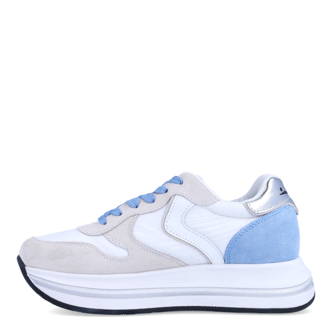 Deportivas de la marca Voile Blanche, modelo MERRY. Exterior en naylon color blanco con detalle en celeste. Interior en piel color blanco. Cierre de las deportivas con cordones y suela con plataforma de 4cm de altura. Estas deportivas Voile Blanche MERRY son unas clásicas, ideales para combinar con diferentes looks!