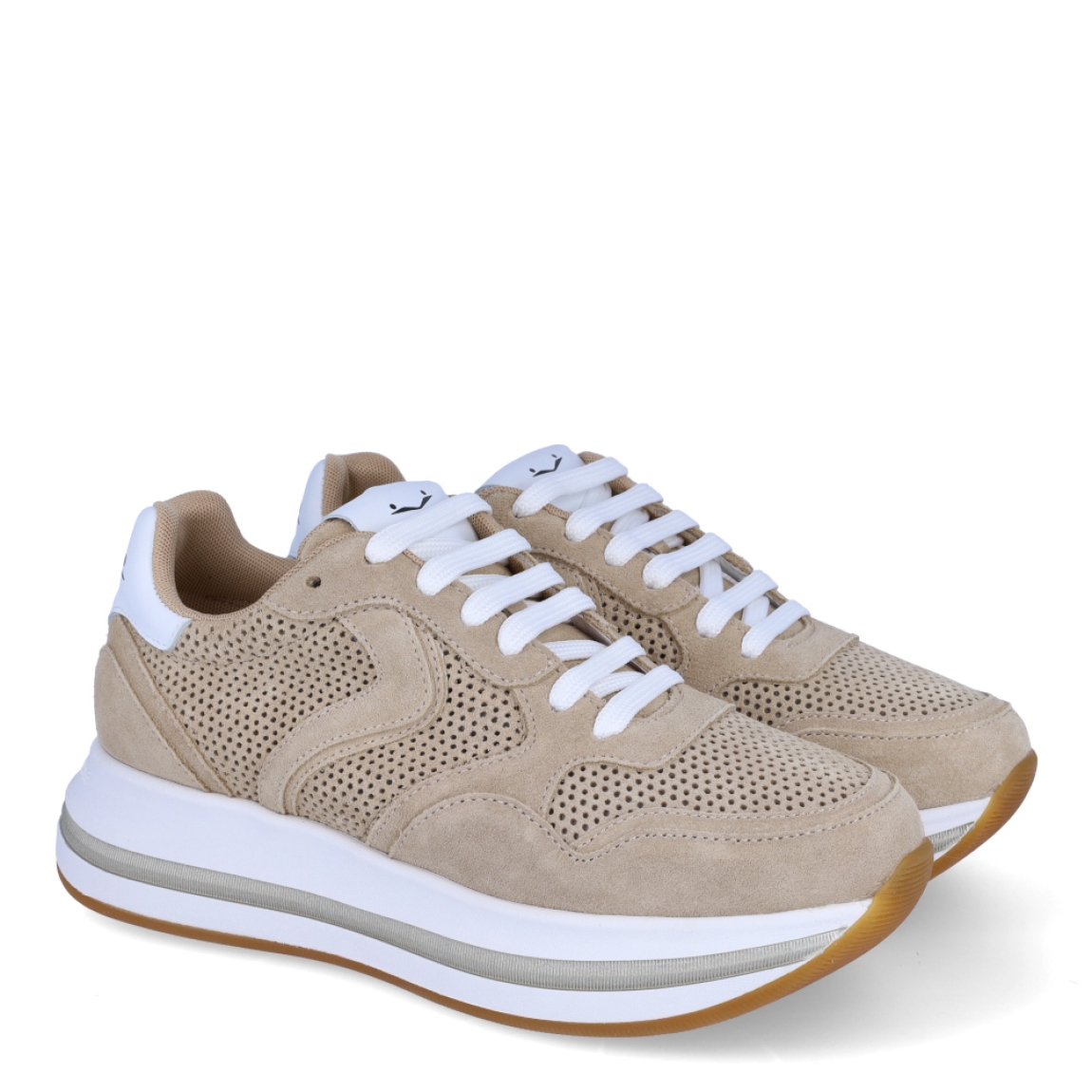Deportivas de la marca Voile Blanche, modelo MELANY. Exterior en ante color camel con detalle en efecto troquelado. Interior en piel color camel. Cierre de las deportivas con cordones blancos y suela con plataforma de 4cm de altura. Estas deportivas Voile Blanche MELANY son unas clásicas, ideales para combinar con diferentes looks!
