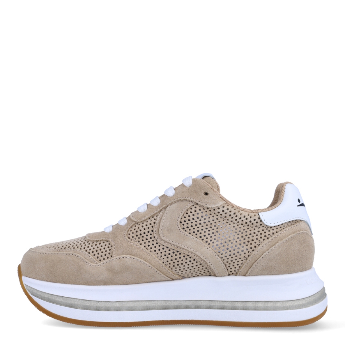 Deportivas de la marca Voile Blanche, modelo MELANY. Exterior en ante color camel con detalle en efecto troquelado. Interior en piel color camel. Cierre de las deportivas con cordones blancos y suela con plataforma de 4cm de altura. Estas deportivas Voile Blanche MELANY son unas clásicas, ideales para combinar con diferentes looks!