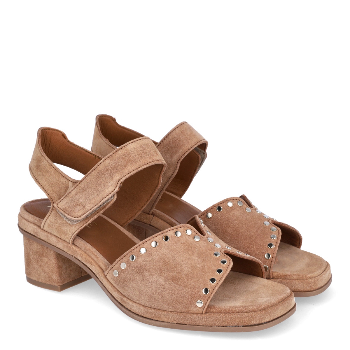 Sandalias de la marca ALPE, modelo SENA. Fabricado en piel (baby silk) de color marrón con detalle de tachuelas en pala. Cierre con velcro. Sandalias con tacón de 5 cm, suela antideslizante y puntera cuadrada, con cierre mediante autoadherente . Estas sandalias Alpe SENA son ideales para llevarlas con diferentes looks esta temporada!