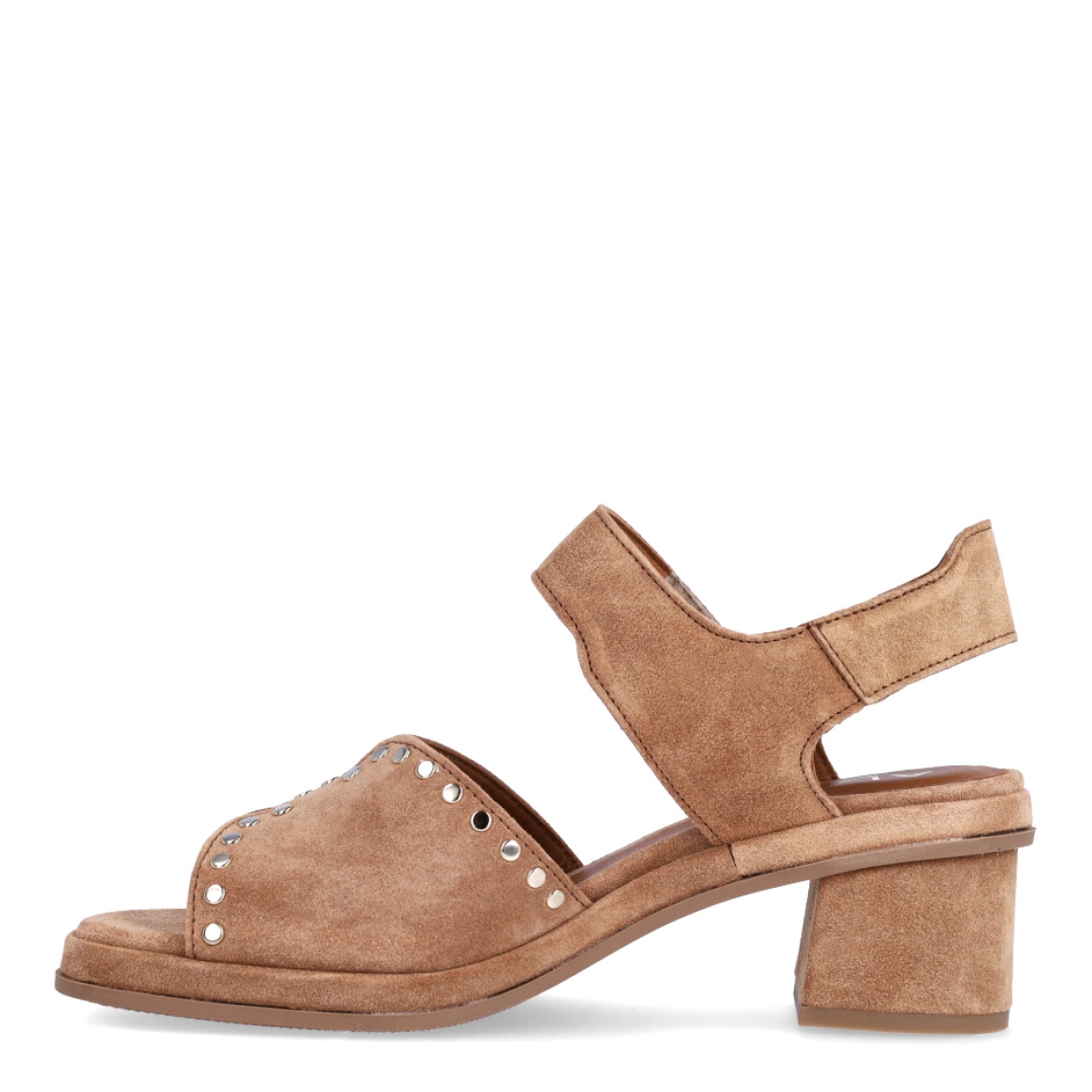 Sandalias de la marca ALPE, modelo SENA. Fabricado en piel (baby silk) de color marrón con detalle de tachuelas en pala. Cierre con velcro. Sandalias con tacón de 5 cm, suela antideslizante y puntera cuadrada, con cierre mediante autoadherente . Estas sandalias Alpe SENA son ideales para llevarlas con diferentes looks esta temporada!