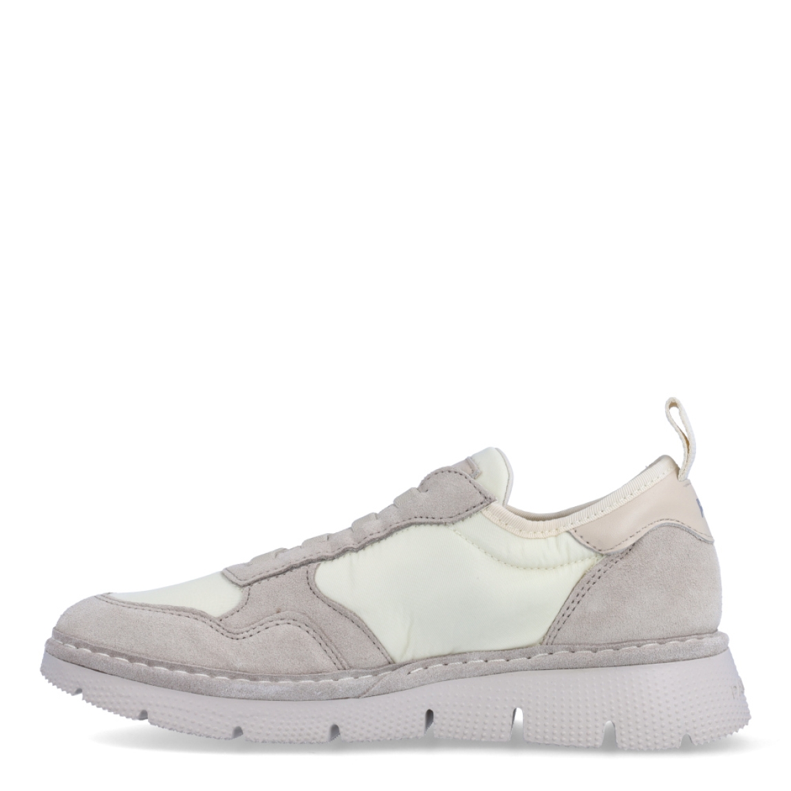Deportivas de la marca Panchic, modelo P16. Exterior de las deportivas en naylon color beig. Interior de las deportivas en textil de color blanco. Cierre de las deportivas Panchic con cordones eláscticos color beig. Plantilla acolchada y extraíble para máxima comodidad. Puntera de las deportivas de ante. Cuña de las deportivas Panchic de 3cm de altura. Estas deportivas Panchic P16, son un complementio indispensable y clásico en tu armario.
