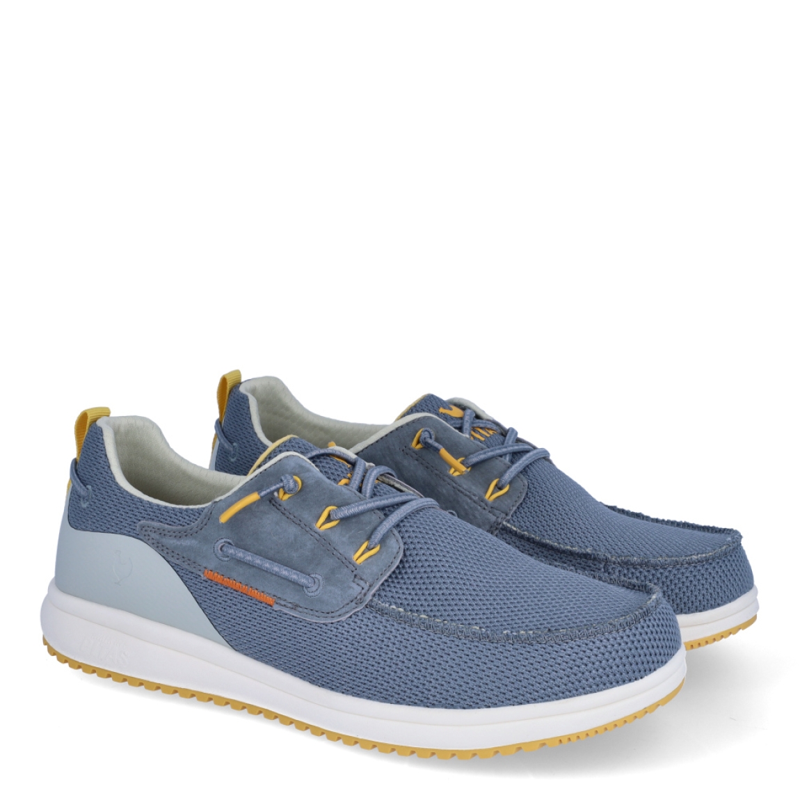 Náuticos de la marca Pitas, modelo BAY. Exterior de los náuticos en tela color azul con detalles en amarillo y celeste. Interior de los náuticos en tela color beig y plantilla acolchada y extraíble. Cierre de los náuticos Hey Dude con cordones elásticos y suela plana de goma. Estos náuticos Pita BAY, son el complemento perfecto para esta temporada, los podrás lucir con la máxima comodidad posible.