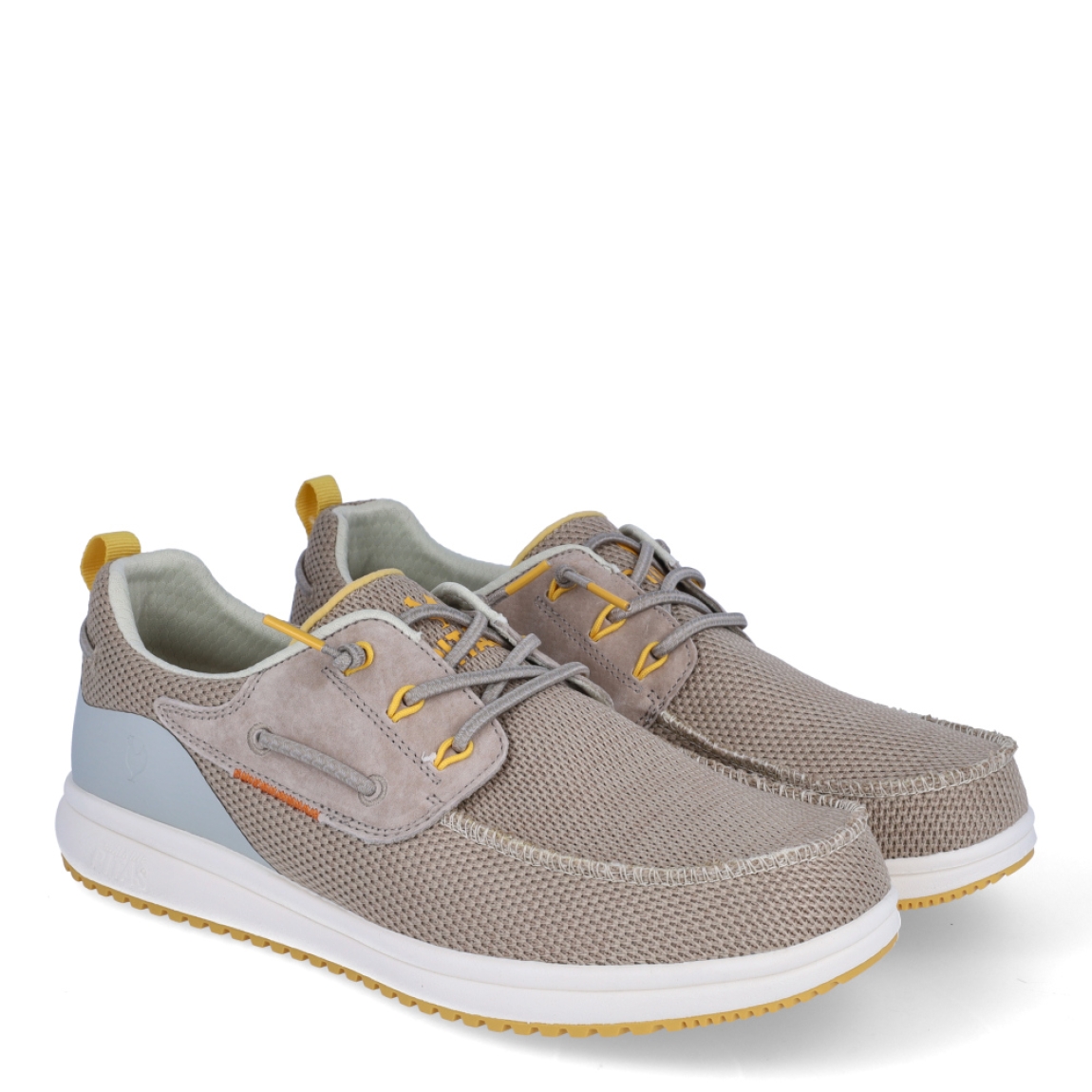 Náuticos de la marca Pitas, modelo BAY. Exterior de los náuticos en tela color beig con detalles en amarillo y celeste. Interior de los náuticos en tela color beig y plantilla acolchada y extraíble. Cierre de los náuticos Hey Dude con cordones elásticos y suela plana de goma. Estos náuticos Pita BAY, son el complemento perfecto para esta temporada, los podrás lucir con la máxima comodidad posible.