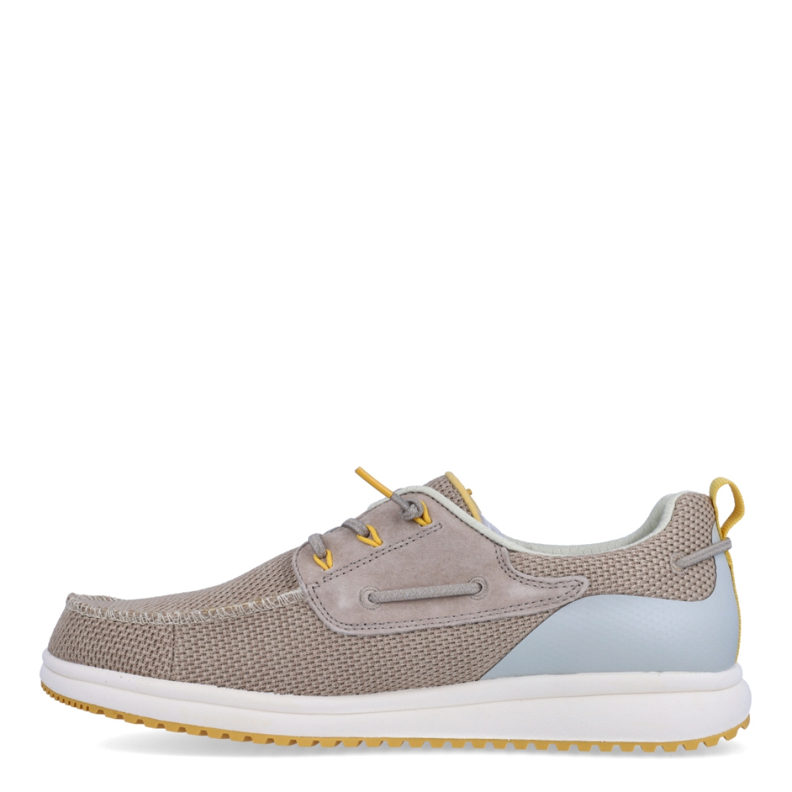 Náuticos de la marca Pitas, modelo BAY. Exterior de los náuticos en tela color beig con detalles en amarillo y celeste. Interior de los náuticos en tela color beig y plantilla acolchada y extraíble. Cierre de los náuticos Hey Dude con cordones elásticos y suela plana de goma. Estos náuticos Pita BAY, son el complemento perfecto para esta temporada, los podrás lucir con la máxima comodidad posible.