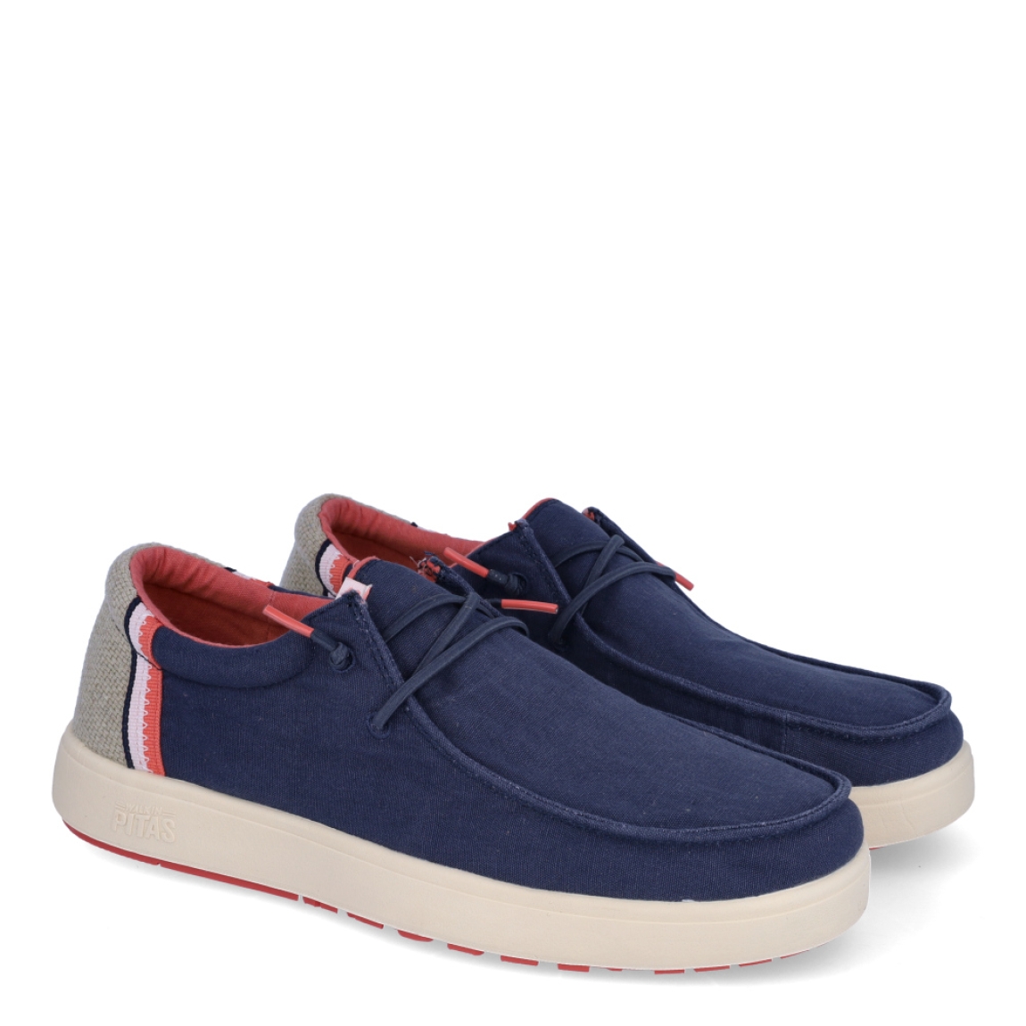 Náuticos de la marca Pitas, modelo CANA. Exterior de los náuticos en tela color azul marino con detalles en beig y franjas rojas. Interior de los náuticos en tela color rojo y plantilla acolchada y extraíble. Cierre de los náuticos Hey Dude con cordones elásticos y suela plana de goma. Estos náuticos Pita CANA, son el complemento perfecto para esta temporada, los podrás lucir con la máxima comodidad posible.
