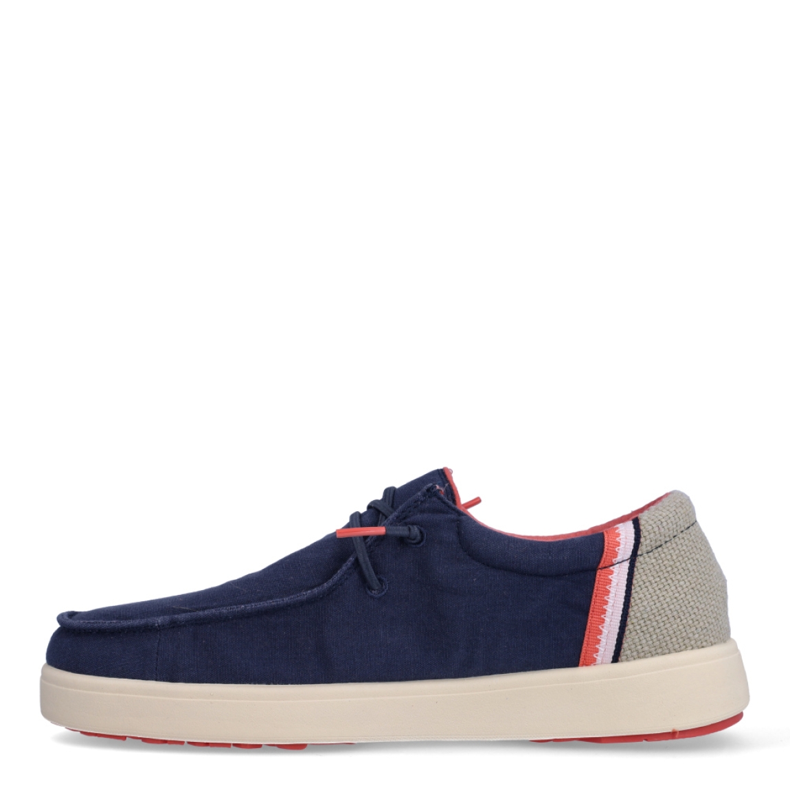 Náuticos de la marca Pitas, modelo CANA. Exterior de los náuticos en tela color azul marino con detalles en beig y franjas rojas. Interior de los náuticos en tela color rojo y plantilla acolchada y extraíble. Cierre de los náuticos Hey Dude con cordones elásticos y suela plana de goma. Estos náuticos Pita CANA, son el complemento perfecto para esta temporada, los podrás lucir con la máxima comodidad posible.