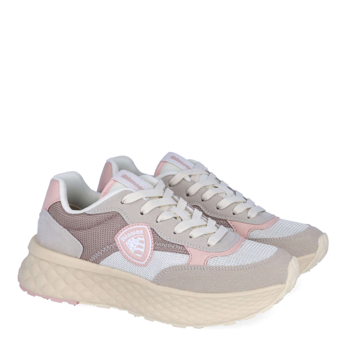 Deportivas de la marca Blauer, modelo LYNN. Exterior de las deportivas en ante color beig con detalle en rosa claro. Interior de las deportivas en piel color blanco. Cierre de las deportivas con cordones color blanco. Deportivas con suela dentada de goma de 4cm de plataforma. Logo Blauer en el lateral exterior de la deportiva. Este modelo LYNN de Blauer es ideal para tu comodidad del día a día!