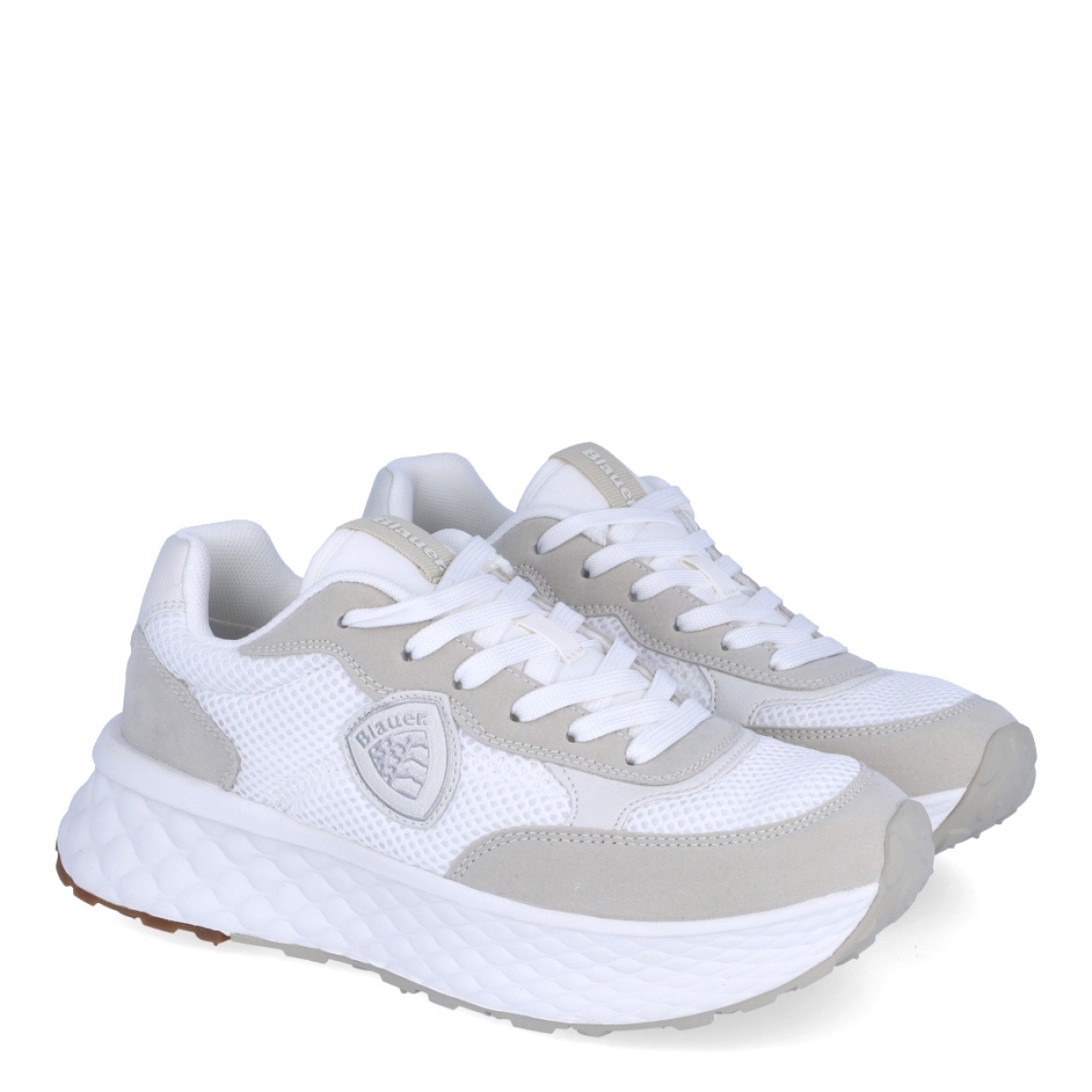 Deportivas de la marca Blauer, modelo LYNN. Exterior de las deportivas en tela color blanco con detalle en ante color beig. Interior de las deportivas en piel color blanco. Cierre de las deportivas con cordones color blanco. Deportivas con suela dentada de goma de 4cm de plataforma. Logo Blauer en el lateral exterior de la deportiva. Este modelo LYNN de Blauer es ideal para tu comodidad del día a día!