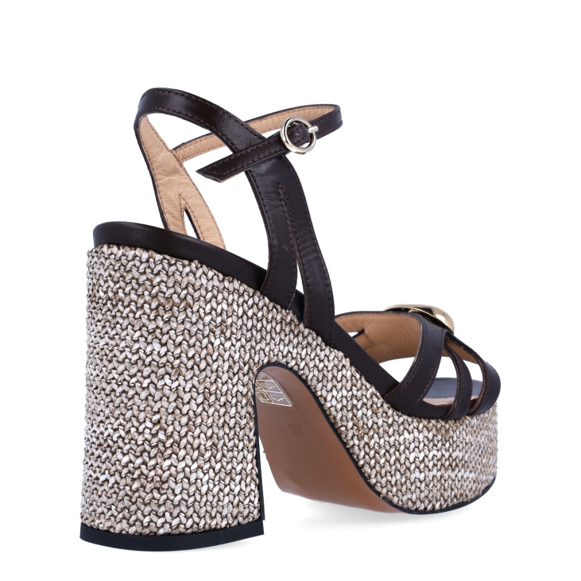 Sandalias de la marca Itse, modelo HEBI. Exterior en piel color marrón con tiras cruzadas y detalle de adorno dorado en centro de pala. Interior en piel color nude. Cierre con hebilla en tobillo y tacón en piel trenzada tonalidad marrón de 7cm de altura. Estas sandalias Itse HEBI son ideales para estilizar cualquier look!