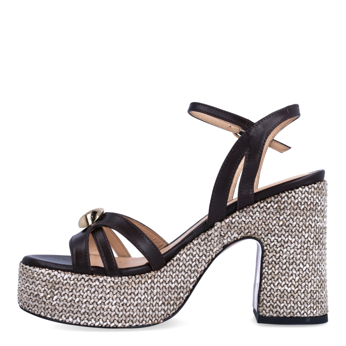 Sandalias de la marca Itse, modelo HEBI. Exterior en piel color marrón con tiras cruzadas y detalle de adorno dorado en centro de pala. Interior en piel color nude. Cierre con hebilla en tobillo y tacón en piel trenzada tonalidad marrón de 7cm de altura. Estas sandalias Itse HEBI son ideales para estilizar cualquier look!