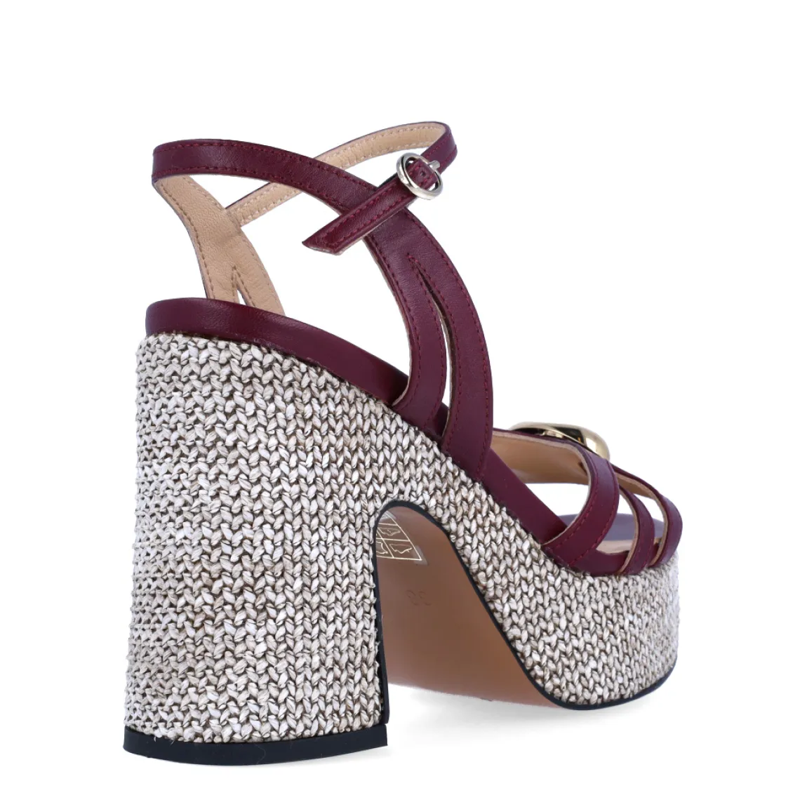 Sandalias de la marca Itse, modelo HEBI. Exterior en piel color granate con tiras cruzadas y detalle de adorno dorado en centro de pala. Interior en piel color nude. Cierre con hebilla en tobillo y tacón en piel trenzada tonalidad beig de 7cm de altura. Estas sandalias Itse HEBI son ideales para estilizar cualquier look!