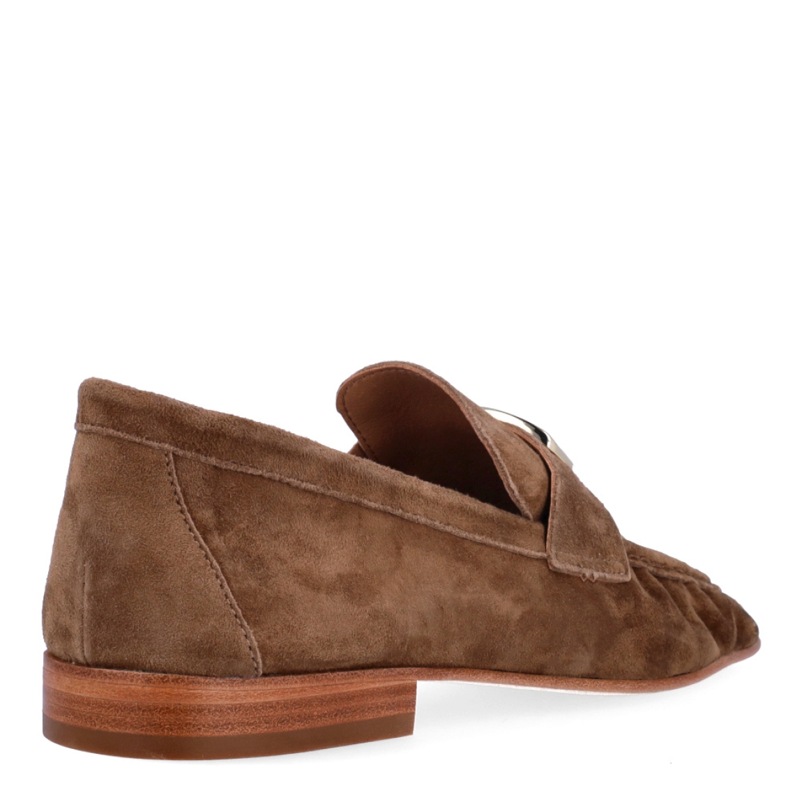Mocasines clásicos, de la marca Alpe, modelo BELIZE. Elaborados en ante color cuero con puntera cuadrada y adorno dorado en pala. Interior en piel color camel. Suela antideslizante con tacón de 1,5 cm. Estos mocasines Itse BELIZE son un complemento perfecto para darle comodidad y estilo a tus looks de temporada!