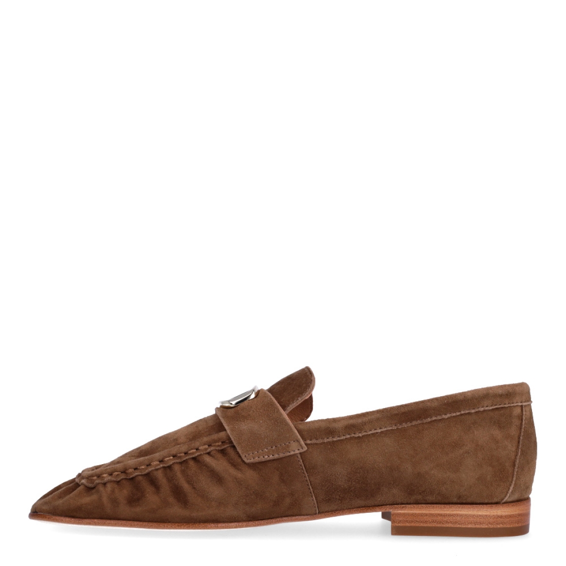 Mocasines clásicos, de la marca Alpe, modelo BELIZE. Elaborados en ante color cuero con puntera cuadrada y adorno dorado en pala. Interior en piel color camel. Suela antideslizante con tacón de 1,5 cm. Estos mocasines Itse BELIZE son un complemento perfecto para darle comodidad y estilo a tus looks de temporada!