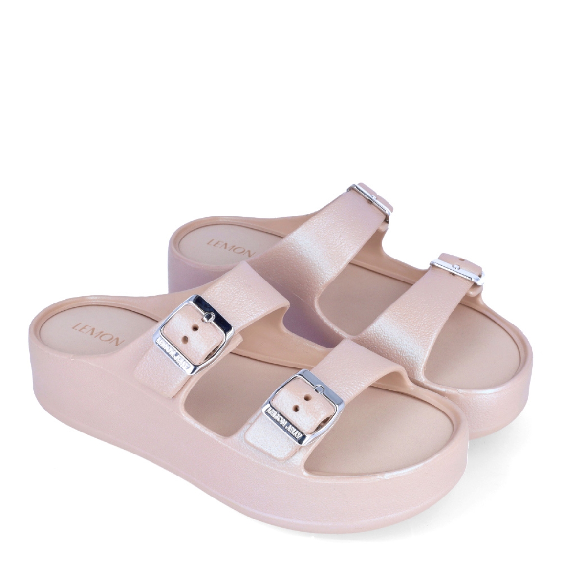 Chanclas de la marca Lemon Jelly, modelo ELINA. Exterior de las chanclas en neopreno color nude con detalle de escarchado y doble hebillla en pala. Interior de las chanclas en goma color nude. Chanclas con plataforma de 4cm de altura. Estas chanclas Lemon Jelly ELINA son un complemento clásico para esta temporada, están pensadas para los días cálidos y soleados. No pueden faltar en tu armario.