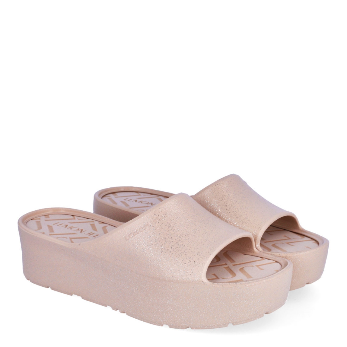 Chanclas de la marca Lemon Jelly, modelo FIORELLA. Exterior de las chanclas en neopreno color nude con detalle de escarchado. Interior de las chanclas en goma color nude. Chanclas con plataforma de 4cm de altura. Estas chanclas Lemon Jelly FIORELLA son un complemento clásico para esta temporada, están pensadas para los días cálidos y soleados. No pueden faltar en tu armario.