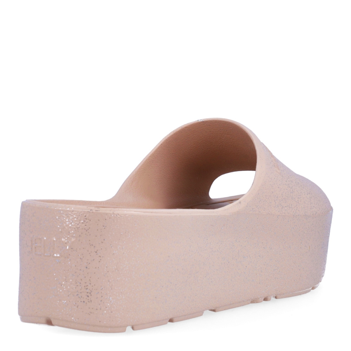 Chanclas de la marca Lemon Jelly, modelo FIORELLA. Exterior de las chanclas en neopreno color nude con detalle de escarchado. Interior de las chanclas en goma color nude. Chanclas con plataforma de 4cm de altura. Estas chanclas Lemon Jelly FIORELLA son un complemento clásico para esta temporada, están pensadas para los días cálidos y soleados. No pueden faltar en tu armario.