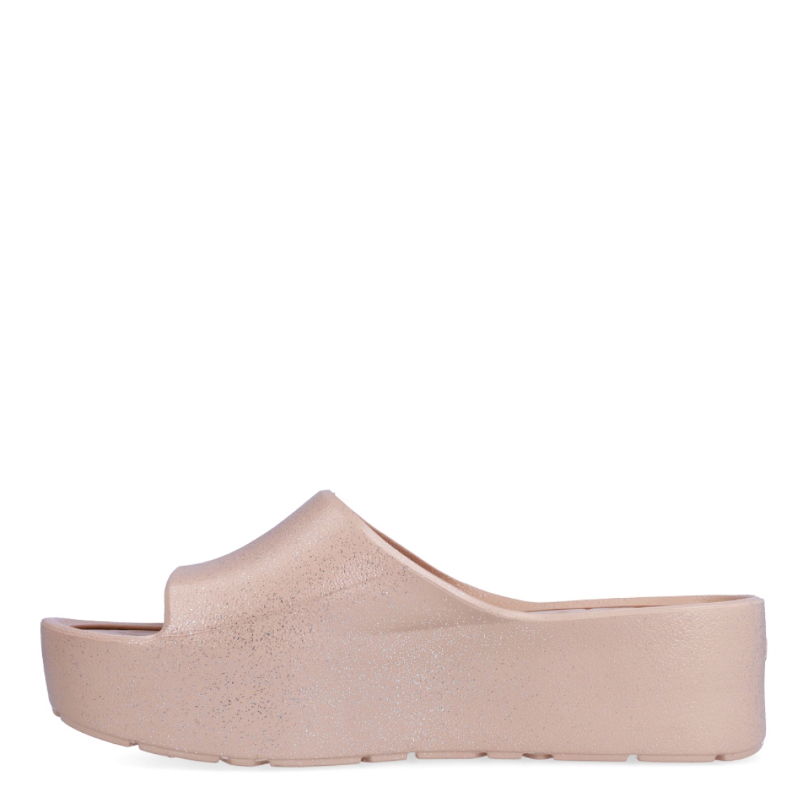 Chanclas de la marca Lemon Jelly, modelo FIORELLA. Exterior de las chanclas en neopreno color nude con detalle de escarchado. Interior de las chanclas en goma color nude. Chanclas con plataforma de 4cm de altura. Estas chanclas Lemon Jelly FIORELLA son un complemento clásico para esta temporada, están pensadas para los días cálidos y soleados. No pueden faltar en tu armario.