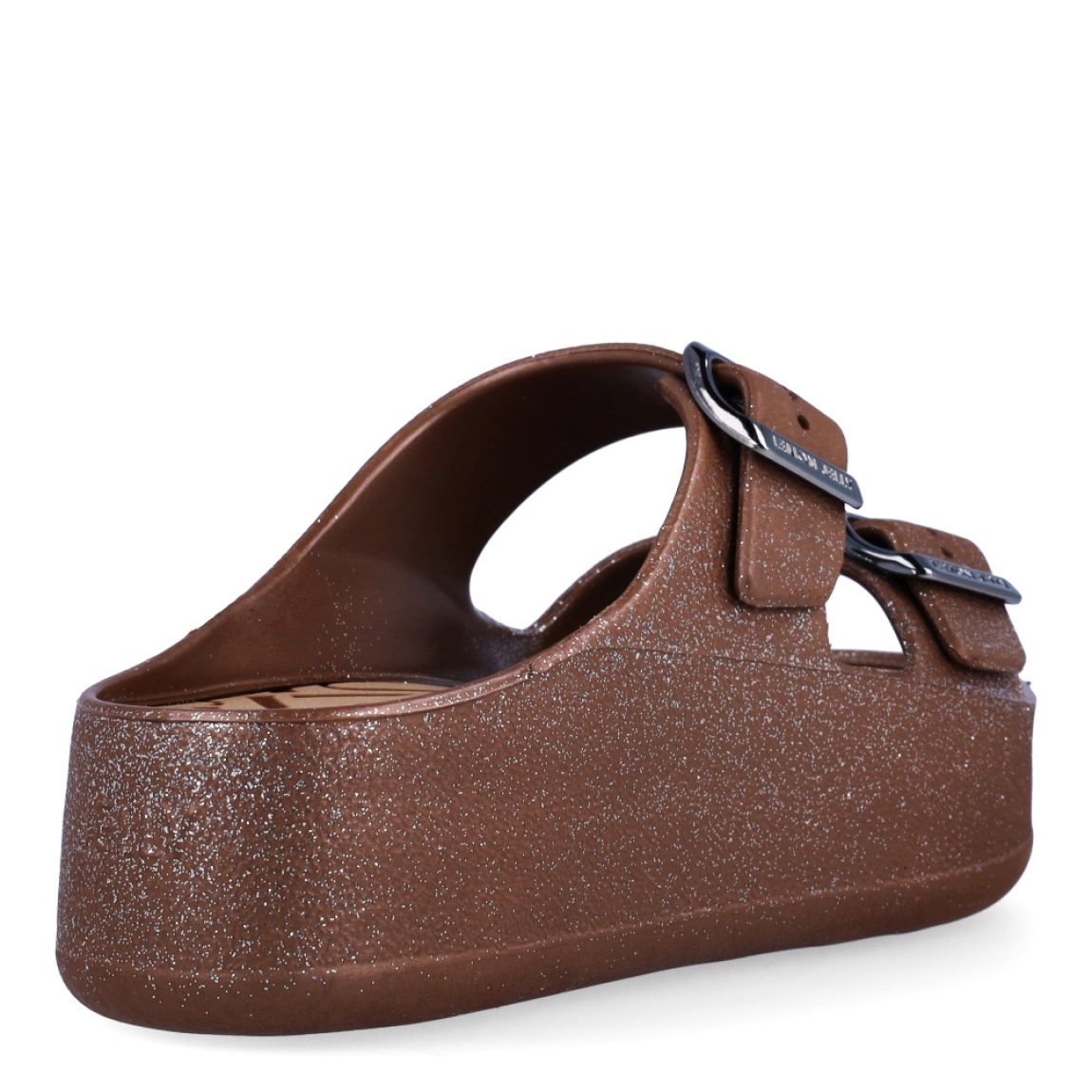 Chanclas de la marca Lemon Jelly, modelo GIULIETTA. Exterior de las chanclas en neopreno color bronce con detalle de escarchado y doble hebillla en pala. Interior de las chanclas en goma color marrón. Chanclas con plataforma de 4cm de altura. Estas chanclas Lemon Jelly FIORELLA son un complemento clásico para esta temporada, están pensadas para los días cálidos y soleados. No pueden faltar en tu armario.