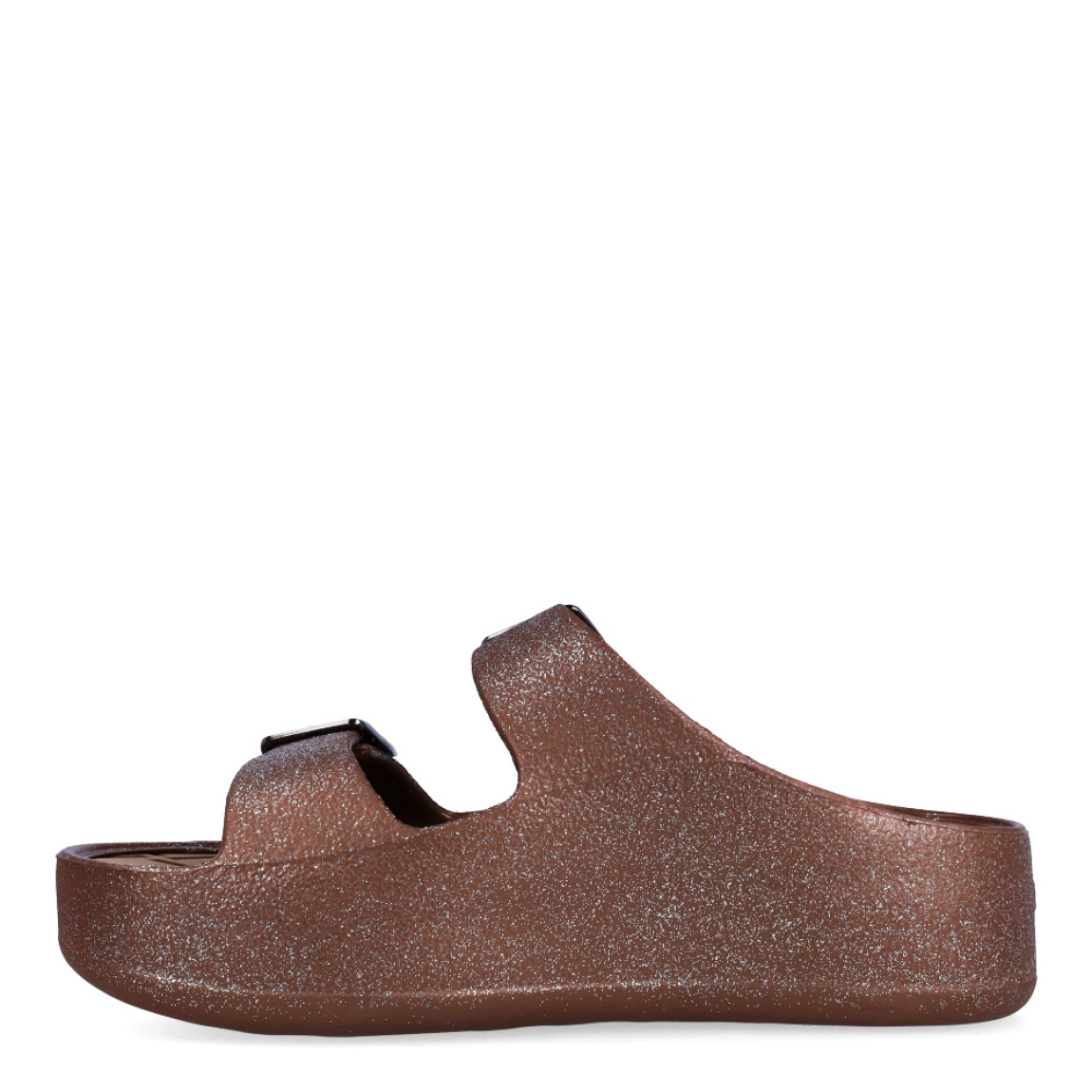 Chanclas de la marca Lemon Jelly, modelo GIULIETTA. Exterior de las chanclas en neopreno color bronce con detalle de escarchado y doble hebillla en pala. Interior de las chanclas en goma color marrón. Chanclas con plataforma de 4cm de altura. Estas chanclas Lemon Jelly FIORELLA son un complemento clásico para esta temporada, están pensadas para los días cálidos y soleados. No pueden faltar en tu armario.