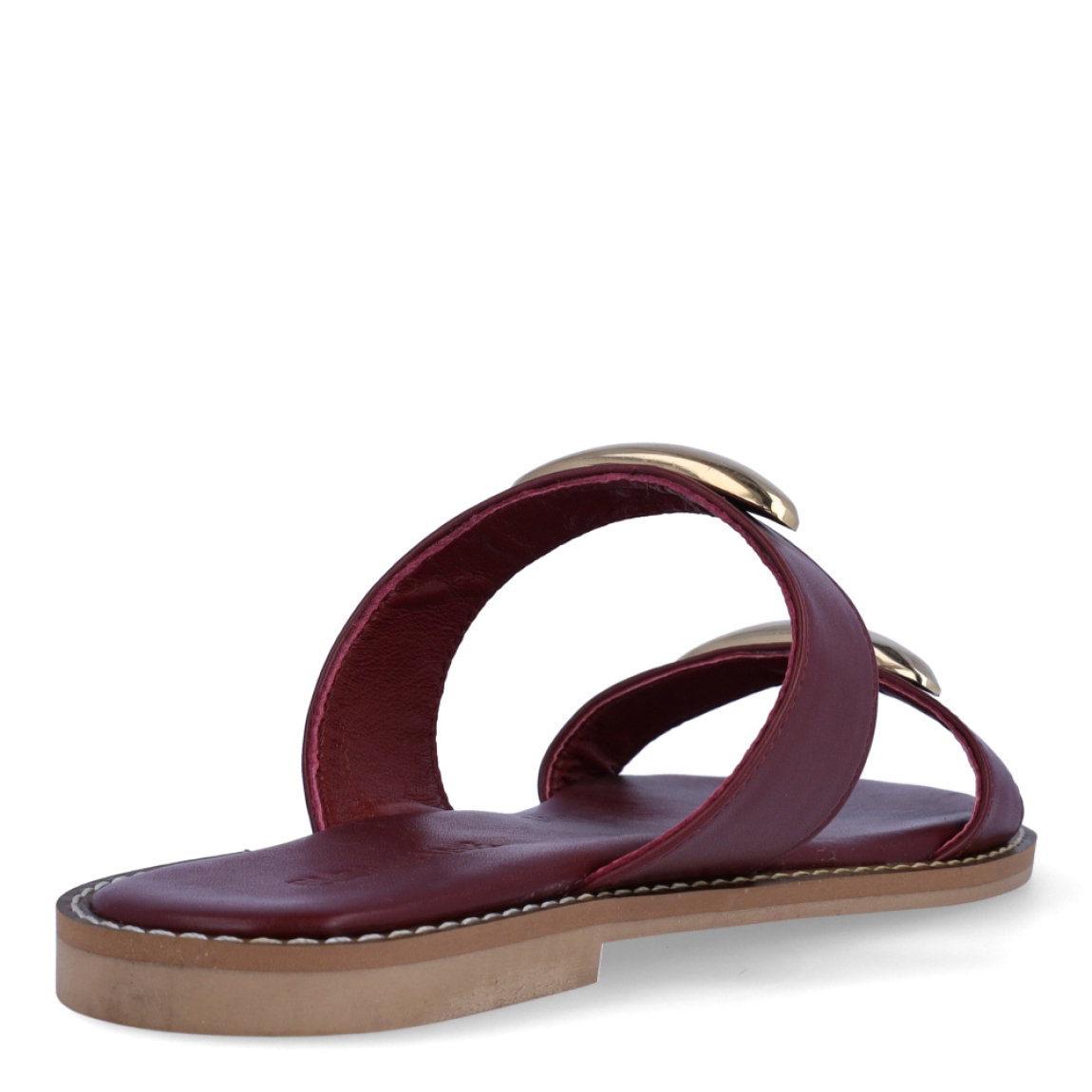 Sandalias de la marca Itse, modelo MISAK. Exterior en piel color granate con tiras en pala con adornos en metal. Interior en piel color granate. Suela plana de goma. Estas sandalias Itse MISAK son ideales para esta temporada, en donde lucirás tus looks más frescos y cómodos.