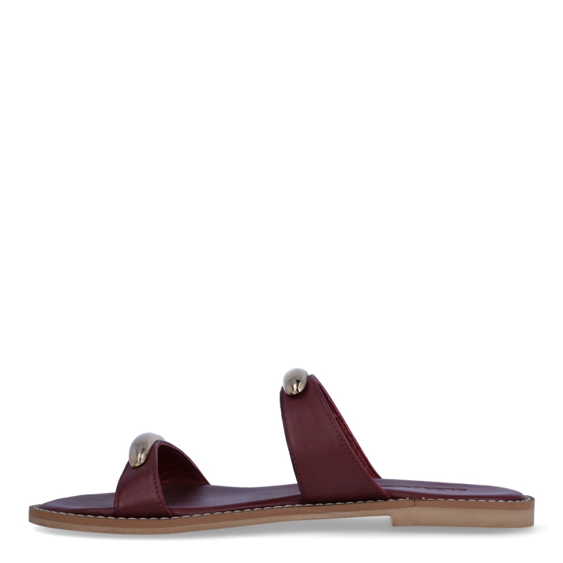 Sandalias de la marca Itse, modelo MISAK. Exterior en piel color granate con tiras en pala con adornos en metal. Interior en piel color granate. Suela plana de goma. Estas sandalias Itse MISAK son ideales para esta temporada, en donde lucirás tus looks más frescos y cómodos.