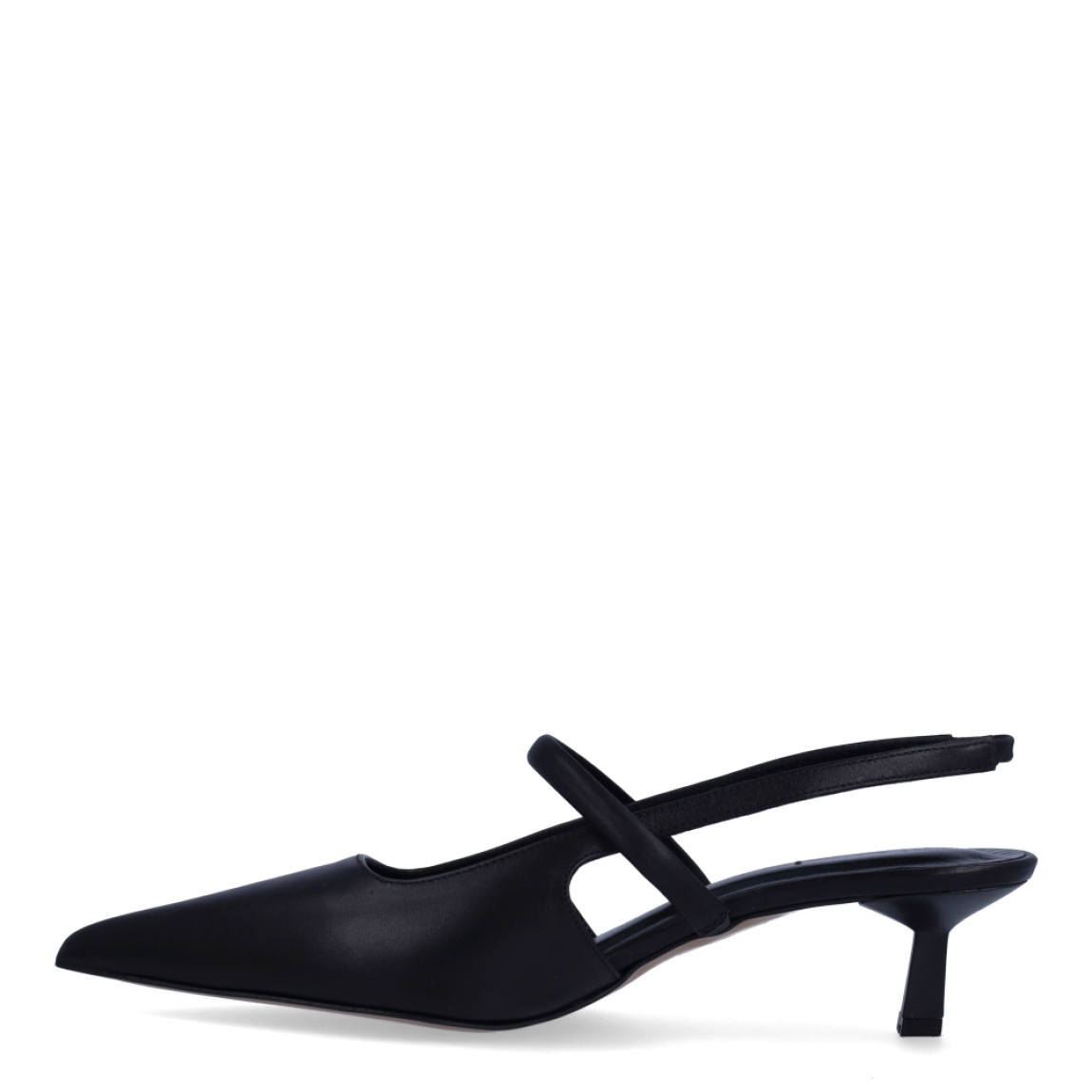 Salones destalonados de la marca Itse, modelo MERRYL. Exterior en piel color negro con punta lápiz. Interior en piel color negro con estampado de marca. Cierre con tira elástica en talón. Salones Itse con tacón de 4cm de altura. Estos salones Itse MERRYL son ideales para lucir looks con elegancia y comodidad!